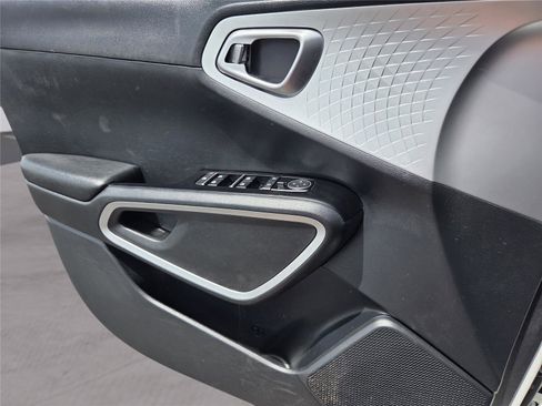 Used 2022 Kia Soul LX image 19