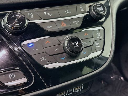 Used 2025 Chrysler Pacifica Select image 21