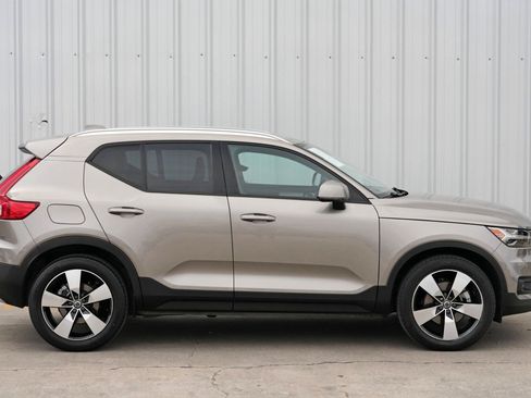 Used 2022 Volvo XC40 T5 Momentum w/ Premium Package image 51