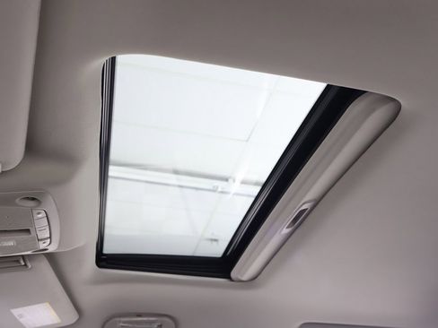 Used 2024 Nissan Armada SL image 23