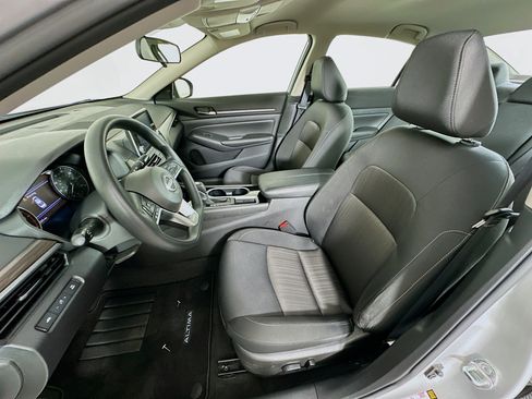 Used 2024 Nissan Altima 2.5 SV FWD image 13