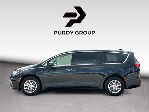 Used 2023 Chrysler Pacifica Touring-L FWD image 5