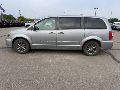 Used 2015 Chrysler Town & Country S FWD image 7