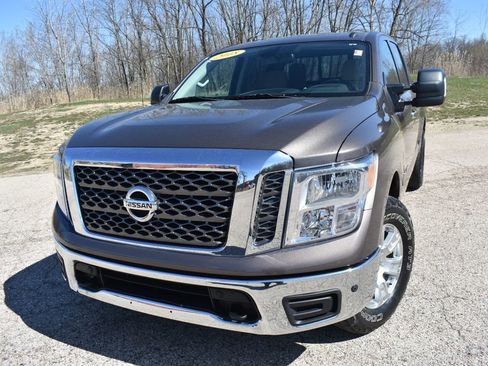 Used 2018 Nissan Titan SV w/ SV Convenience Package image 12