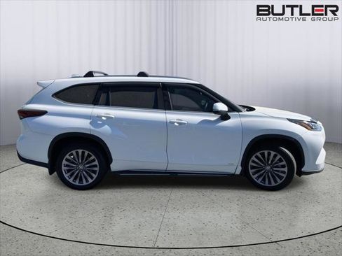 Certified 2025 Toyota Highlander Limited AWD/4WD image 6