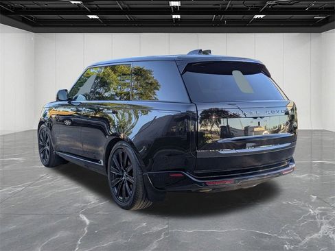 Used 2023 Land Rover Range Rover SE image 3
