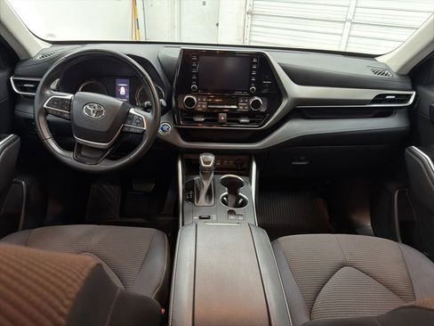Used 2022 Toyota Highlander LE FWD image 23