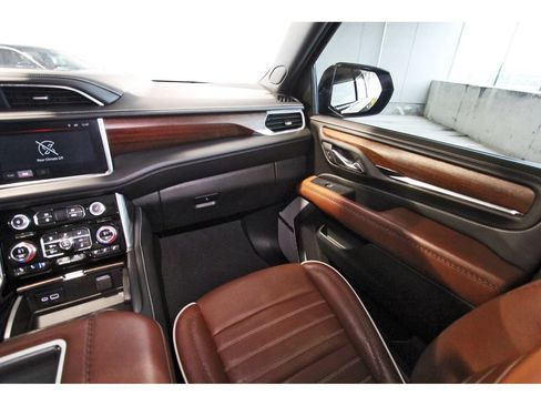 Used 2024 GMC Yukon XL Denali Ultimate AWD/4WD image 10