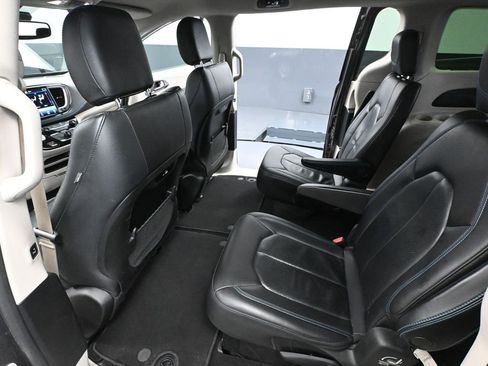Used 2021 Chrysler Pacifica Touring-L image 36