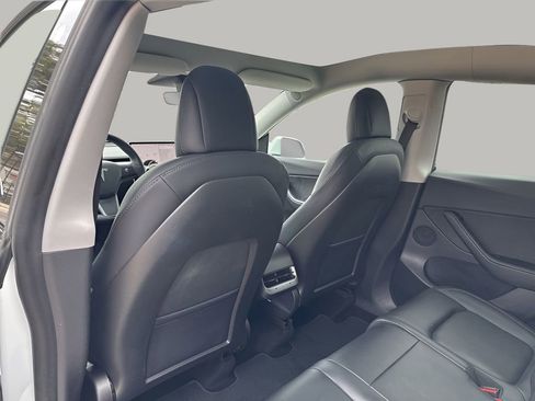 Used 2021 Tesla Model Y Long Range image 18