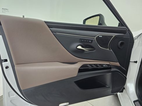 Used 2024 Lexus ES 350 Ultra Luxury w/ Accessory Package (Z1) image 12