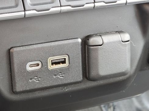 Used 2022 Chevrolet Silverado 2500 Custom w/ Custom Value Package image 10