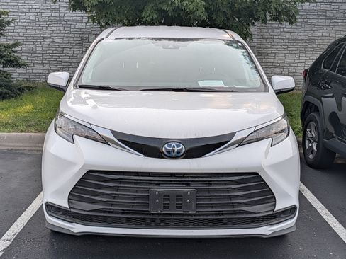 Certified 2025 Toyota Sienna LE FWD image 8