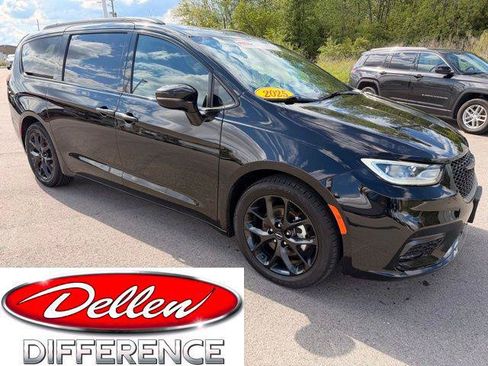 Certified 2025 Chrysler Pacifica Limited FWD image 1