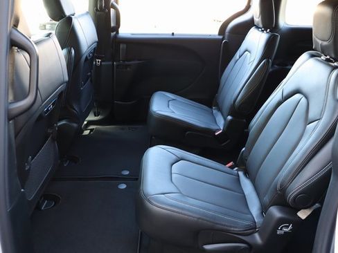 New 2026 Chrysler Pacifica Select image 44