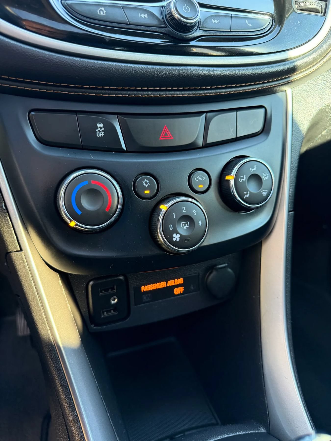 Used 2019 Chevrolet Trax LT w/ Sun & Sound Package AWD/4WD image 26