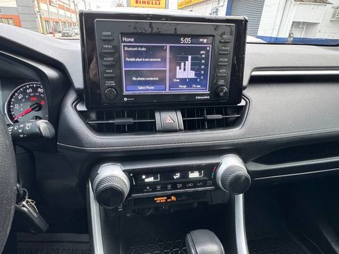 Used 2022 Toyota RAV4 LE image 11