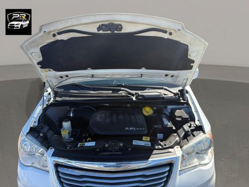 Used 2015 Chrysler Town & Country Touring FWD image 28
