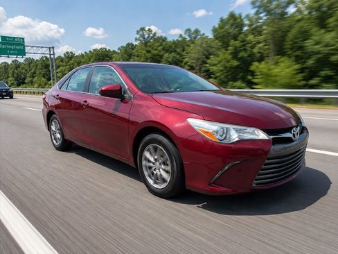 Used 2015 Toyota Camry LE FWD image 1