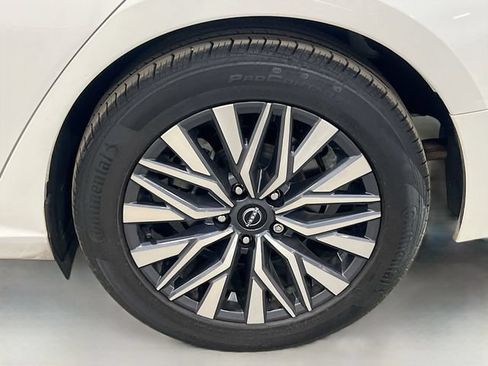 Used 2024 Nissan Altima 2.5 SV FWD image 35