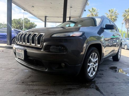 Used 2016 Jeep Cherokee Latitude w/ Safety/Convenience Group FWD image 2