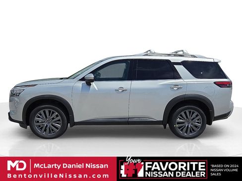 Used 2025 Nissan Pathfinder SL w/ SL Premium Package FWD image 3