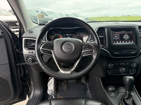 Used 2019 Jeep Cherokee Latitude Plus w/ Comfort/Convenience Group image 14
