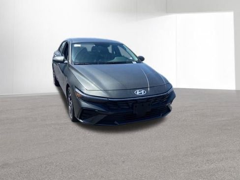 Certified 2025 Hyundai Elantra SEL FWD image 9