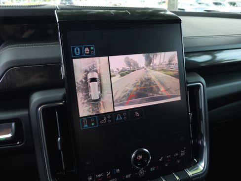 Used 2025 GMC Yukon Elevation w/ Elevation Premium Package AWD/4WD image 29