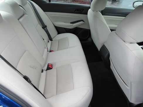 Used 2025 Nissan Altima 2.5 SV FWD image 9