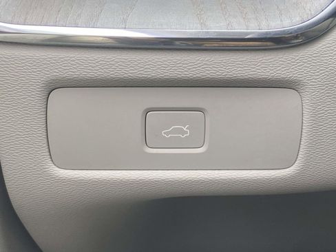 Certified 2023 Volvo XC60 B5 Ultimate w/ Climate Package image 22