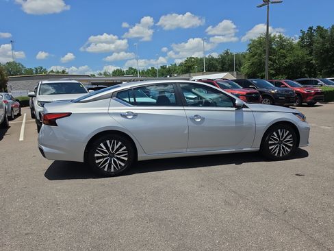 Used 2023 Nissan Altima 2.5 SV FWD image 9
