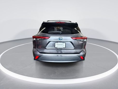 Used 2021 Toyota Highlander XLE AWD/4WD image 7