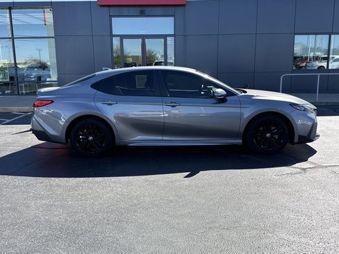 Used 2025 Toyota Camry SE image 2