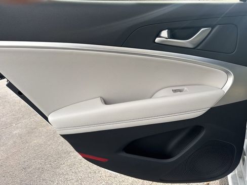 Used 2025 Genesis G70 2.5T RWD image 21