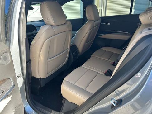 Used 2024 Cadillac XT4 Premium Luxury image 9