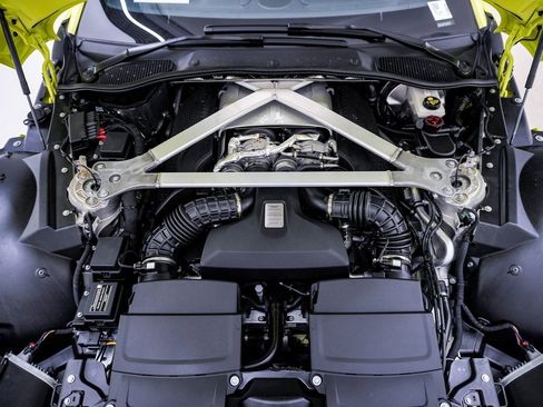 Used 2023 Aston Martin V8 Vantage Coupe image 35