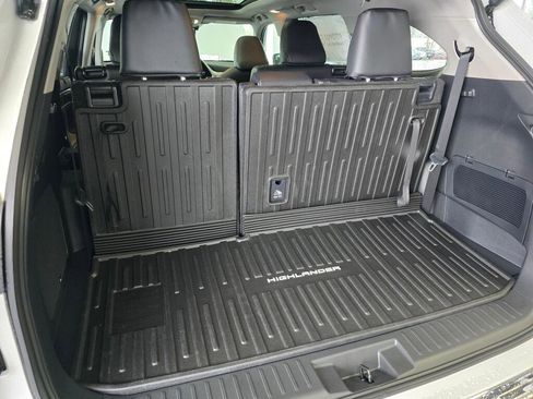 New 2026 Toyota Highlander Platinum image 16