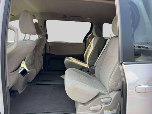 Used 2015 Toyota Sienna LE FWD image 12