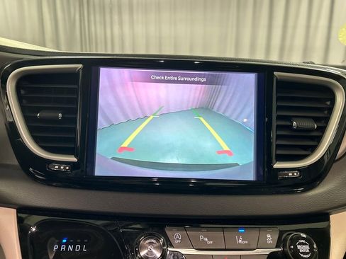 Used 2024 Chrysler Pacifica Touring-L image 18