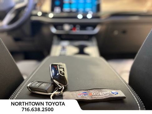 Used 2025 Volkswagen Atlas SE image 35