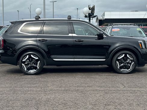 Used 2023 Kia Telluride EX w/ EX Captain's Chair Package FWD image 3