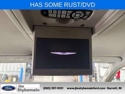 Used 2011 Chrysler Town & Country Touring w/ Entertainment Group #1 FWD image 4