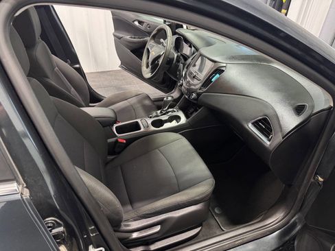 Used 2017 Chevrolet Cruze LT w/ Convenience Package image 16