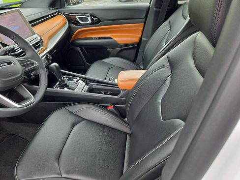 Used 2025 Jeep Compass Limited image 9