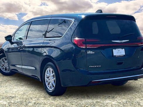 Used 2023 Chrysler Pacifica Touring-L image 4