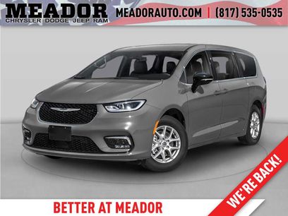 Used 2025 Chrysler Pacifica Select