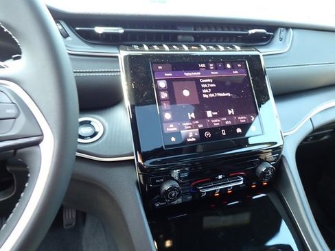 New 2025 Jeep Grand Cherokee L Laredo image 18