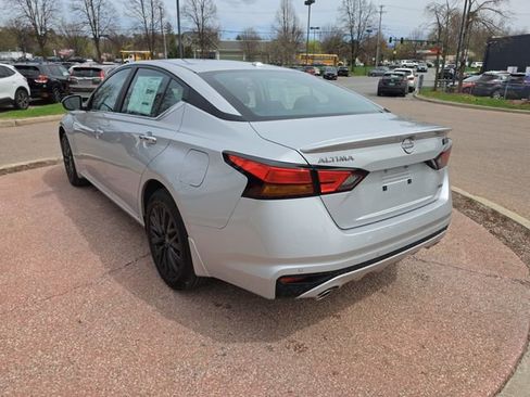 Used 2025 Nissan Altima 2.5 SV w/ SV Special Edition Package AWD/4WD image 3
