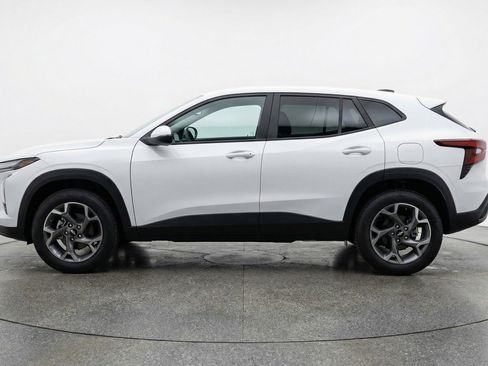 Used 2025 Chevrolet Trax LT w/ LT Convenience Package image 5